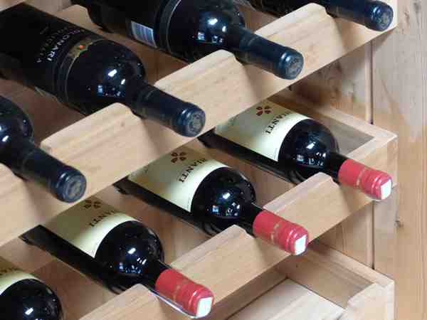 Comment l'hygrométrie est-elle régulée dans une cave à vin?